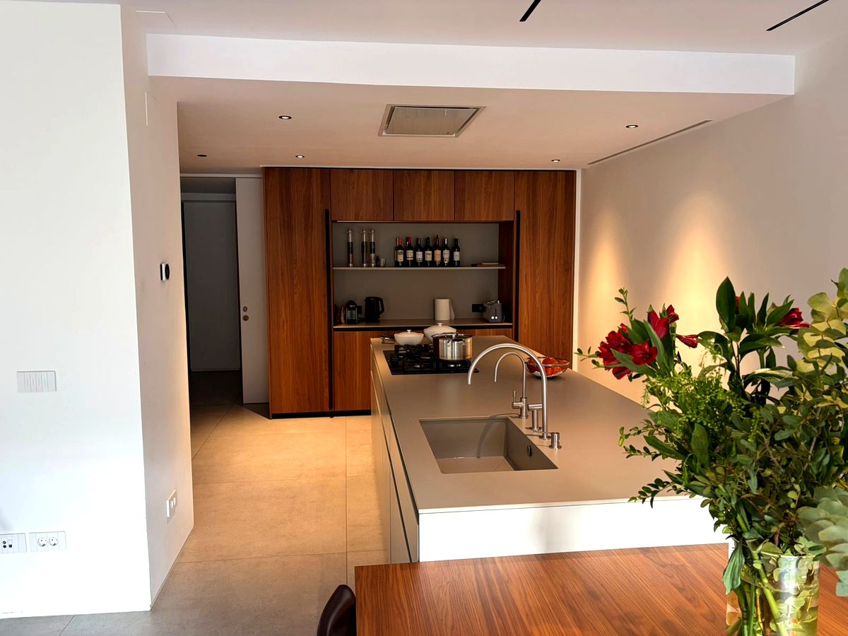 Cocina con isla en madera de nogal · Reforma Obras Condisa Madrid