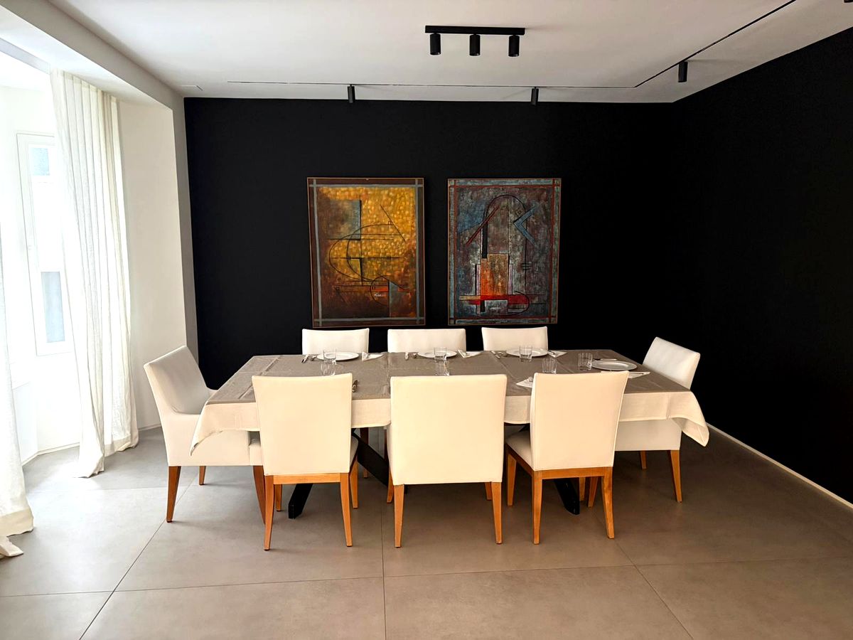 Comedor reforma integral con pared negra · Obras Condisa Madrid